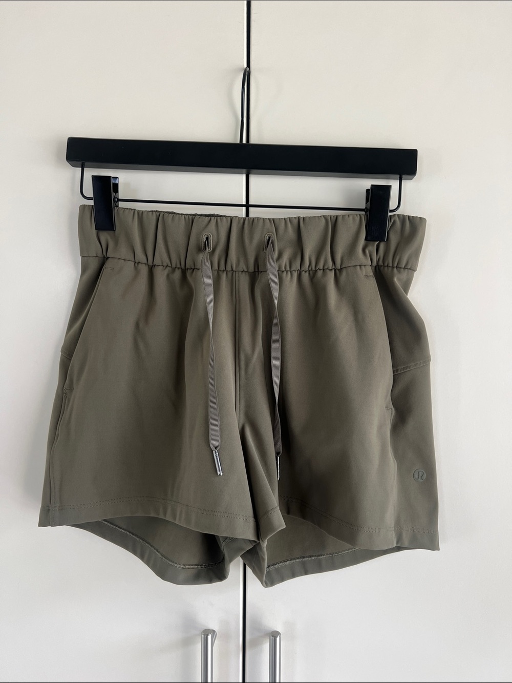 Lululemon On The Fly Short *2.5" EUC Sage green